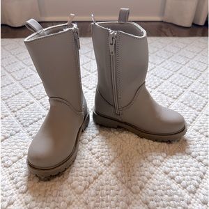 Never Been Worn- Old Navy- Toddler Girls Light Gray Boots- Size 8